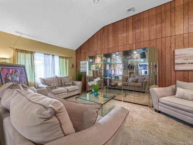 14 Greentree Circle, Westbury, NY 11590