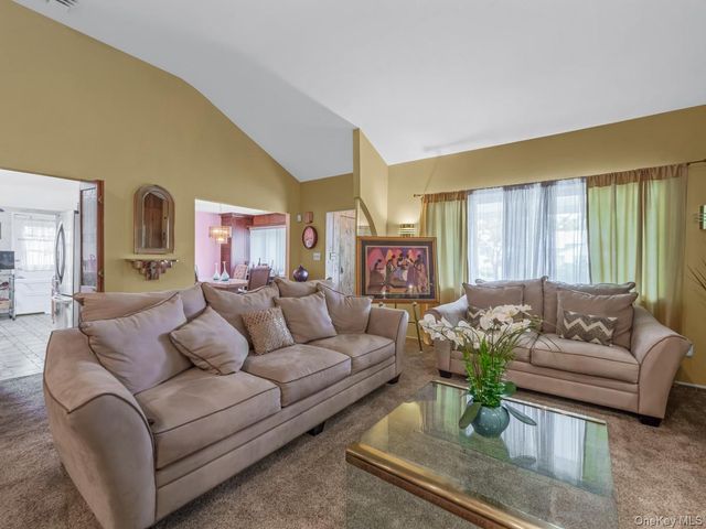 14 Greentree Circle, Westbury, NY 11590