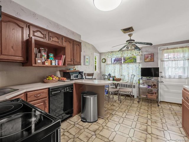14 Greentree Circle, Westbury, NY 11590