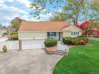 14 Greentree Circle, Westbury, NY 11590