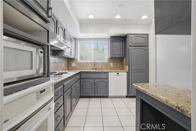 10235 Lurline H, Chatsworth (los Angeles), CA 91311