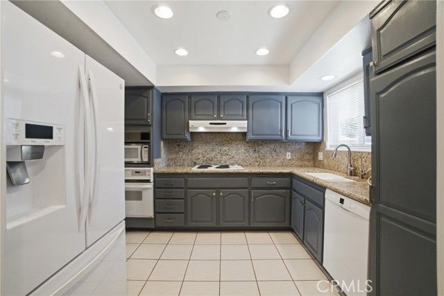 10235 Lurline H, Chatsworth (los Angeles), CA 91311