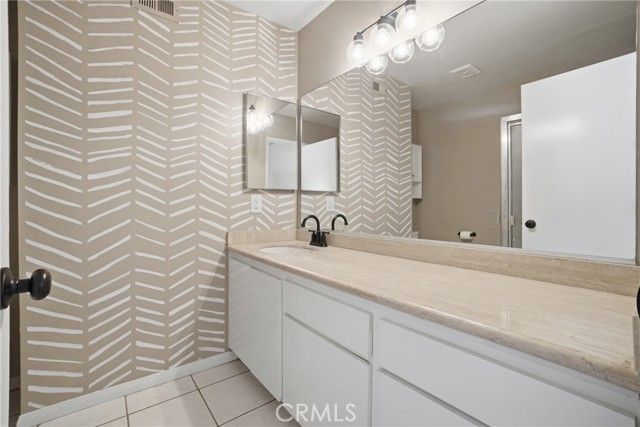 10235 Lurline H, Chatsworth (los Angeles), CA 91311