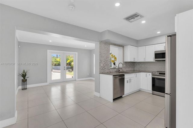 1577 NE 48th Ct, Oakland Park, FL 33334