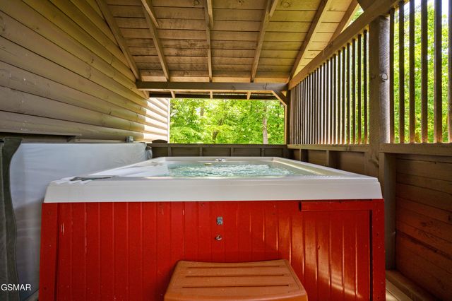 3619 Country Pines Way, Sevierville, TN 37876