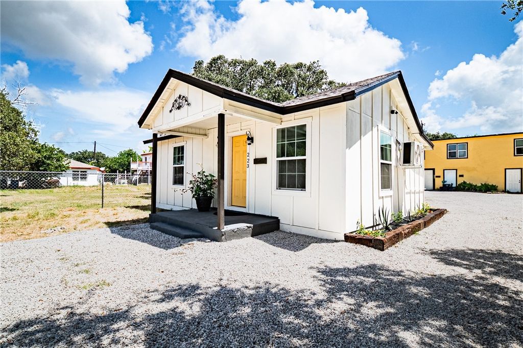 223 S 8th St, Aransas Pass, TX 78336 — photo 3
