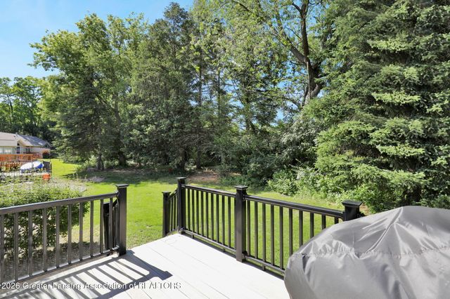 1730 N Crystal Cove, Haslett, MI 48840