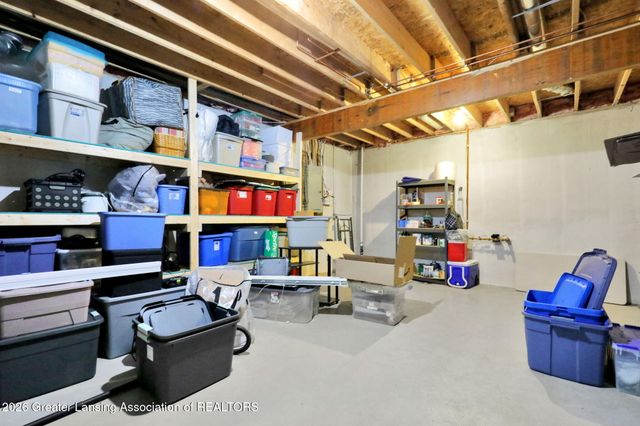 1730 N Crystal Cove, Haslett, MI 48840