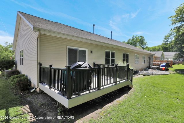 1730 N Crystal Cove, Haslett, MI 48840