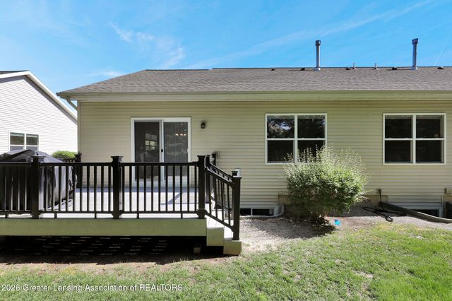 1730 N Crystal Cove, Haslett, MI 48840