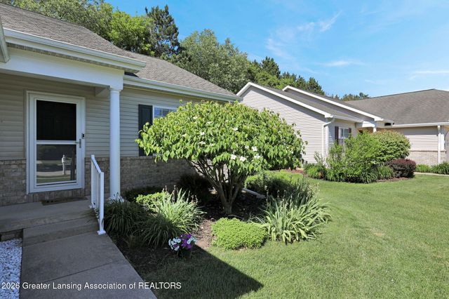 1730 N Crystal Cove, Haslett, MI 48840