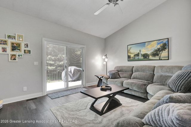 1730 N Crystal Cove, Haslett, MI 48840