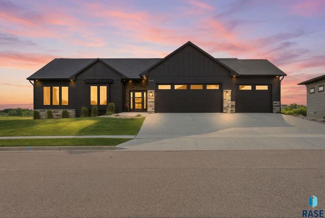5443 W Colonial Ct Court, Sioux Falls, SD 57107