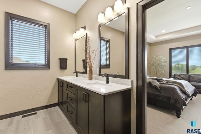 5443 W Colonial Ct Court, Sioux Falls, SD 57107