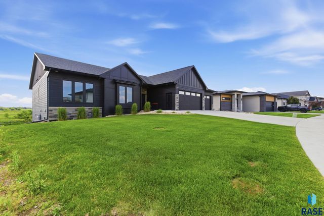 5443 W Colonial Ct Court, Sioux Falls, SD 57107