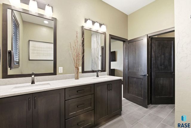 5443 W Colonial Ct Court, Sioux Falls, SD 57107