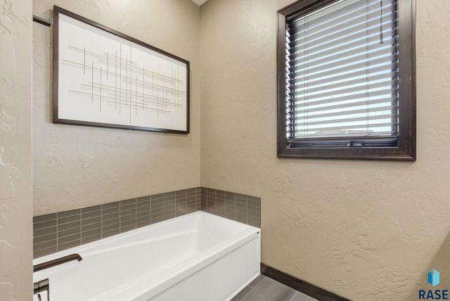 5443 W Colonial Ct Court, Sioux Falls, SD 57107