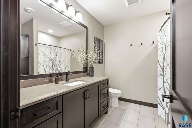 5443 W Colonial Ct Court, Sioux Falls, SD 57107