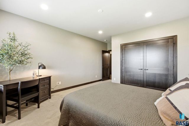 5443 W Colonial Ct Court, Sioux Falls, SD 57107