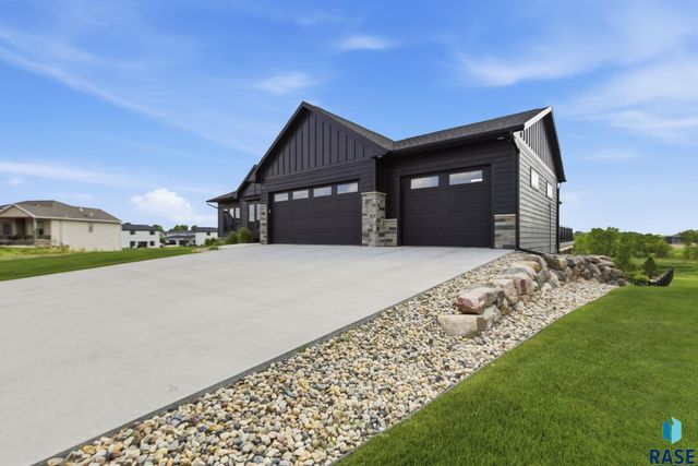 5443 W Colonial Ct Court, Sioux Falls, SD 57107