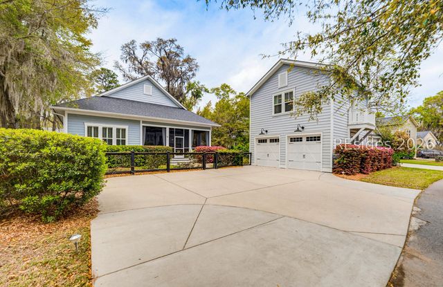 15 Carter Oaks Dr, Beaufort, SC 29907
