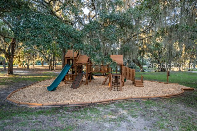 15 Carter Oaks Dr, Beaufort, SC 29907