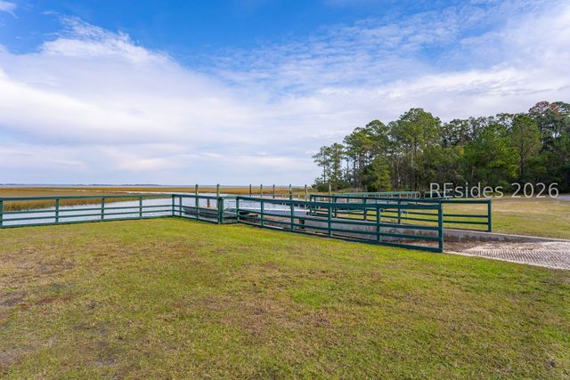 15 Carter Oaks Dr, Beaufort, SC 29907