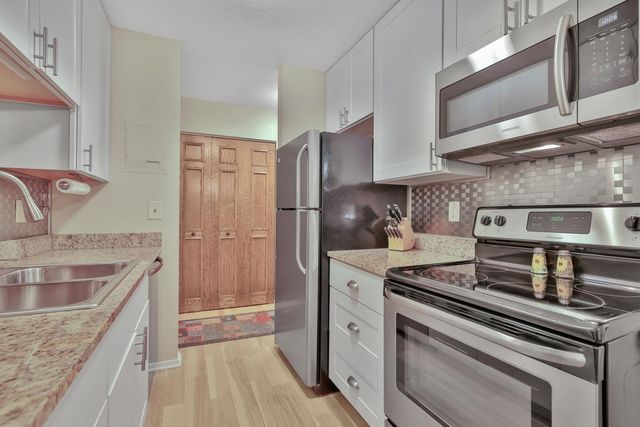 2800 Hamline Avenue N 241, Roseville, MN 55113