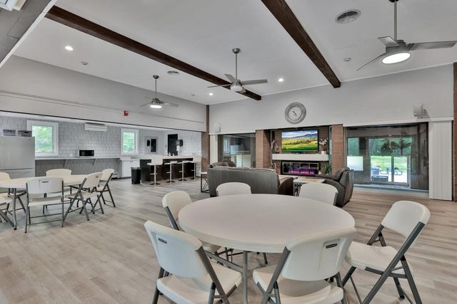 2800 Hamline Avenue N 241, Roseville, MN 55113