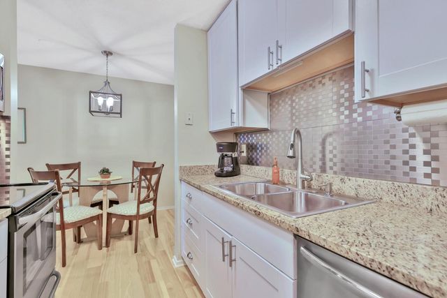 2800 Hamline Avenue N 241, Roseville, MN 55113