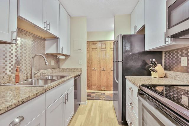 2800 Hamline Avenue N 241, Roseville, MN 55113
