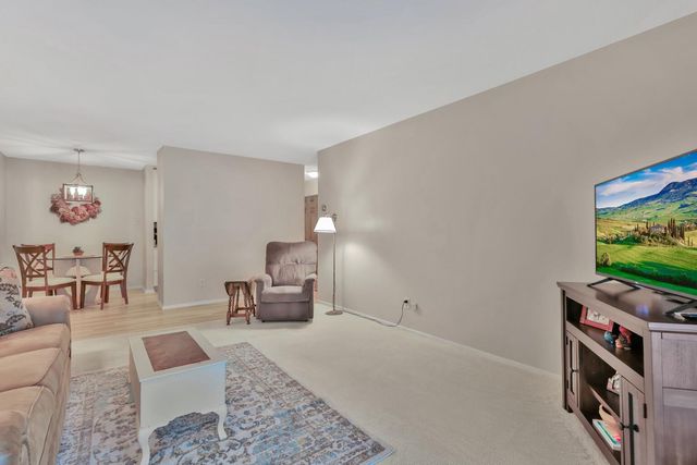 2800 Hamline Avenue N 241, Roseville, MN 55113