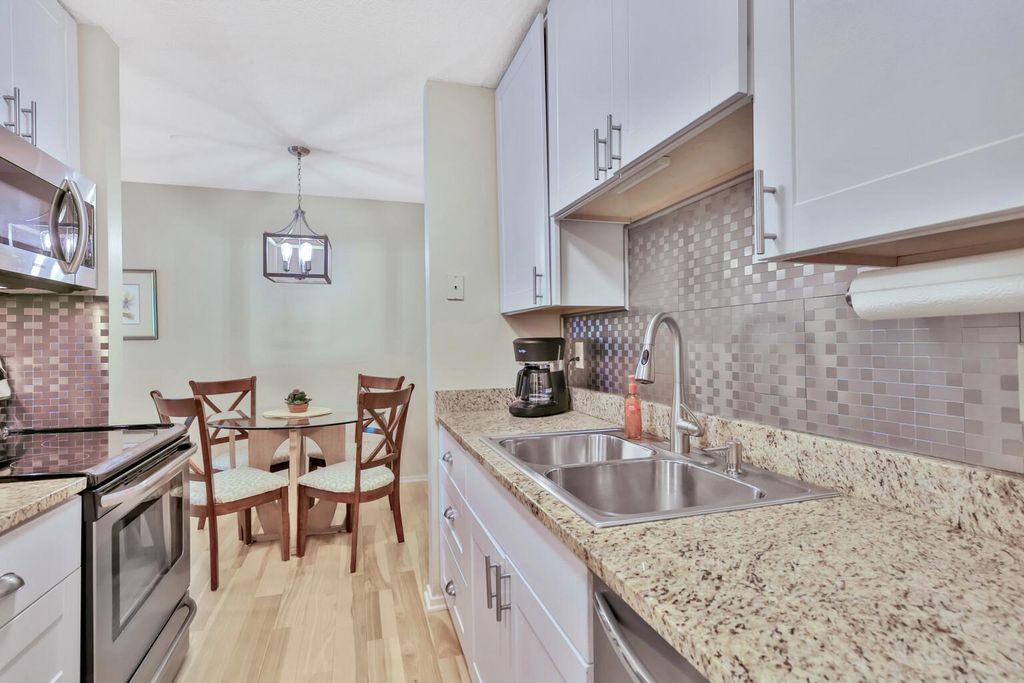 2800 Hamline Avenue N 241, Roseville, MN 55113