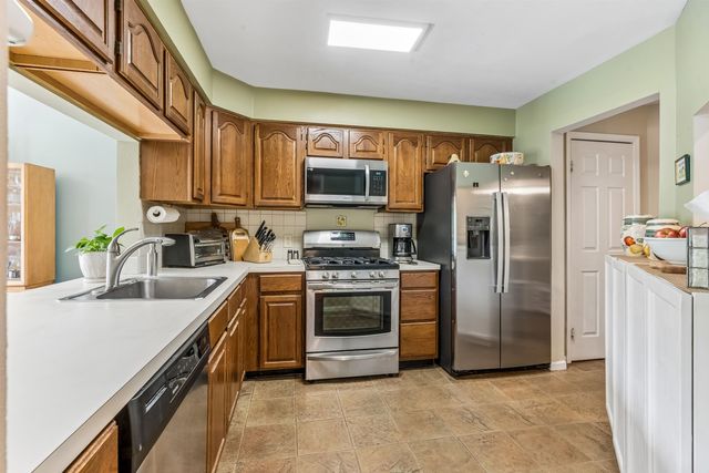 8 QUARTZ LANE, Paterson, NJ 07501