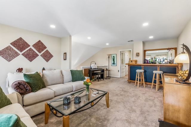 8 QUARTZ LANE, Paterson, NJ 07501