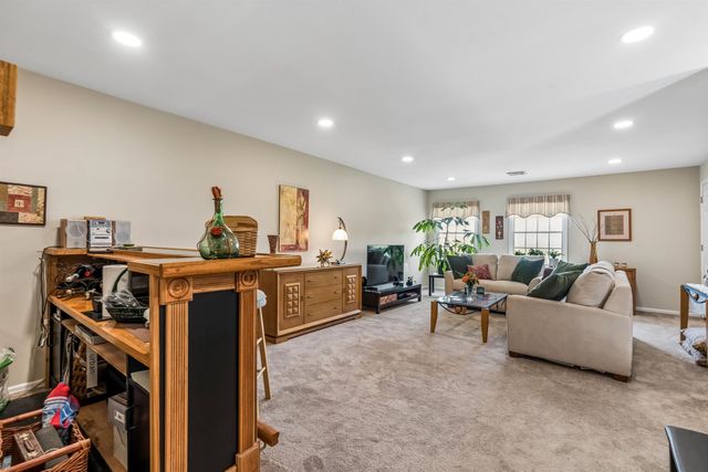 8 QUARTZ LANE, Paterson, NJ 07501