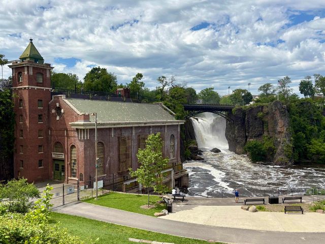 8 QUARTZ LANE, Paterson, NJ 07501