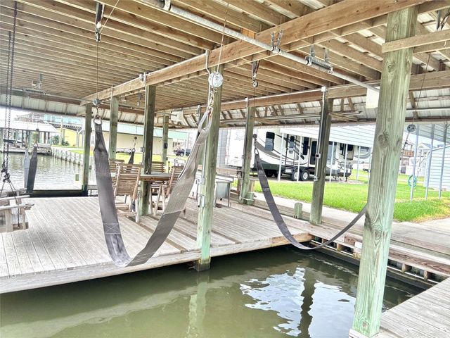 1222 Island Boulevard, Crystal Beach, TX 77650