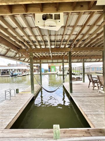 1222 Island Boulevard, Crystal Beach, TX 77650