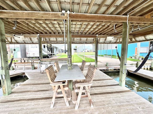 1222 Island Boulevard, Crystal Beach, TX 77650