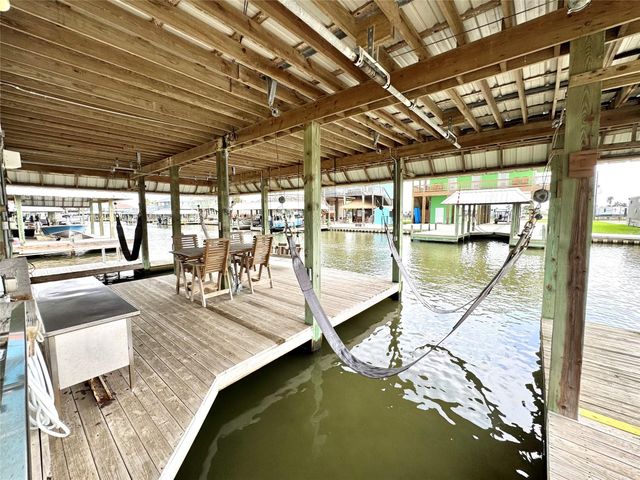 1222 Island Boulevard, Crystal Beach, TX 77650