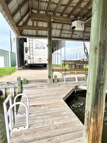 1222 Island Boulevard, Crystal Beach, TX 77650