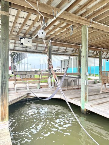 1222 Island Boulevard, Crystal Beach, TX 77650
