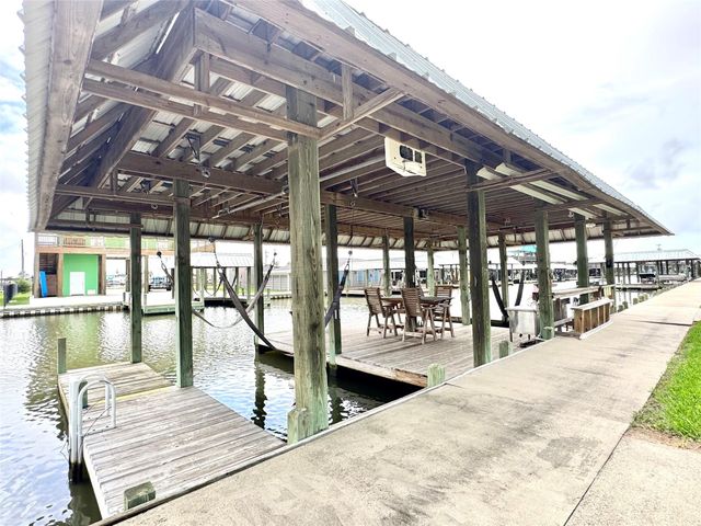 1222 Island Boulevard, Crystal Beach, TX 77650