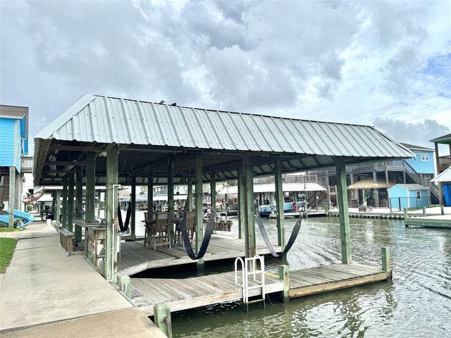 1222 Island Boulevard, Crystal Beach, TX 77650
