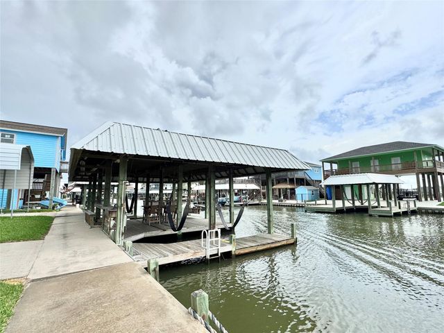 1222 Island Boulevard, Crystal Beach, TX 77650