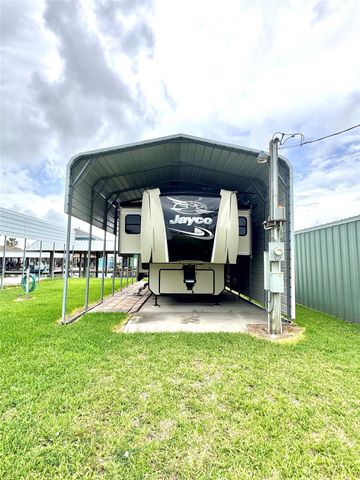 1222 Island Boulevard, Crystal Beach, TX 77650
