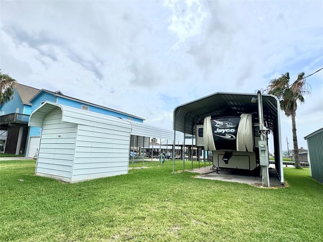 1222 Island Boulevard, Crystal Beach, TX 77650