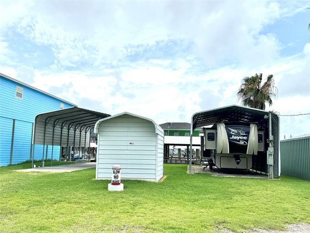 1222 Island Boulevard, Crystal Beach, TX 77650
