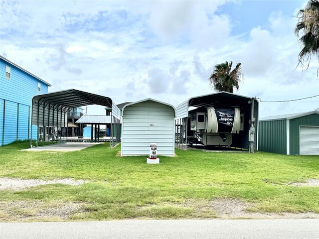 1222 Island Boulevard, Crystal Beach, TX 77650